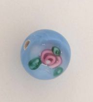 Perle ronde bleu clair avec petite fleur 6 ou 8mm à la lampe 